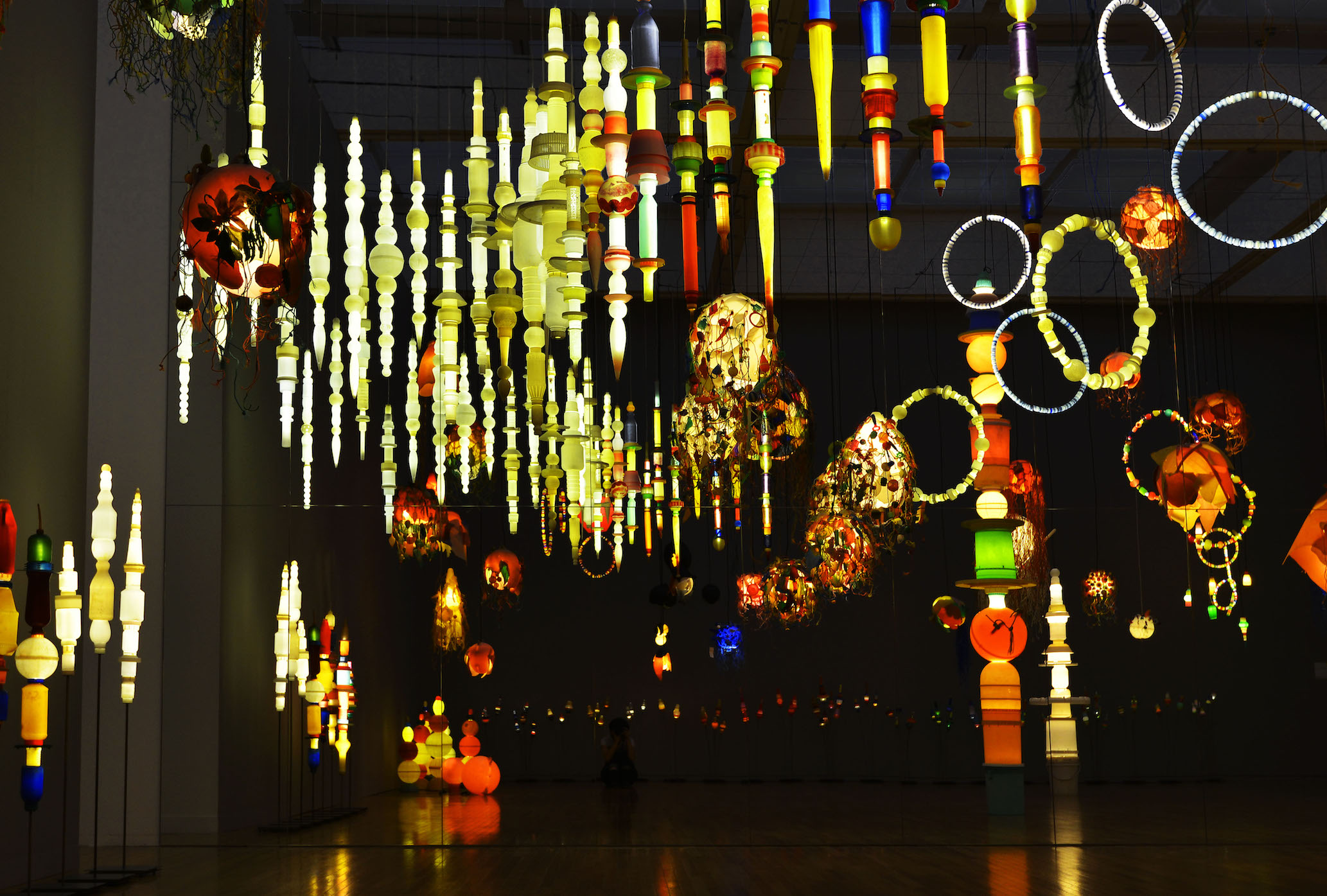 ヨーガン レールが晩年つくり続けた、廃品から生まれた美しい照明たち。金沢21世紀美術館（石川県・金沢市）にて「ヨーガン レール 文明の終わり」展開催中  | ニュース | DIVERSITY IN THE ARTS TODAY