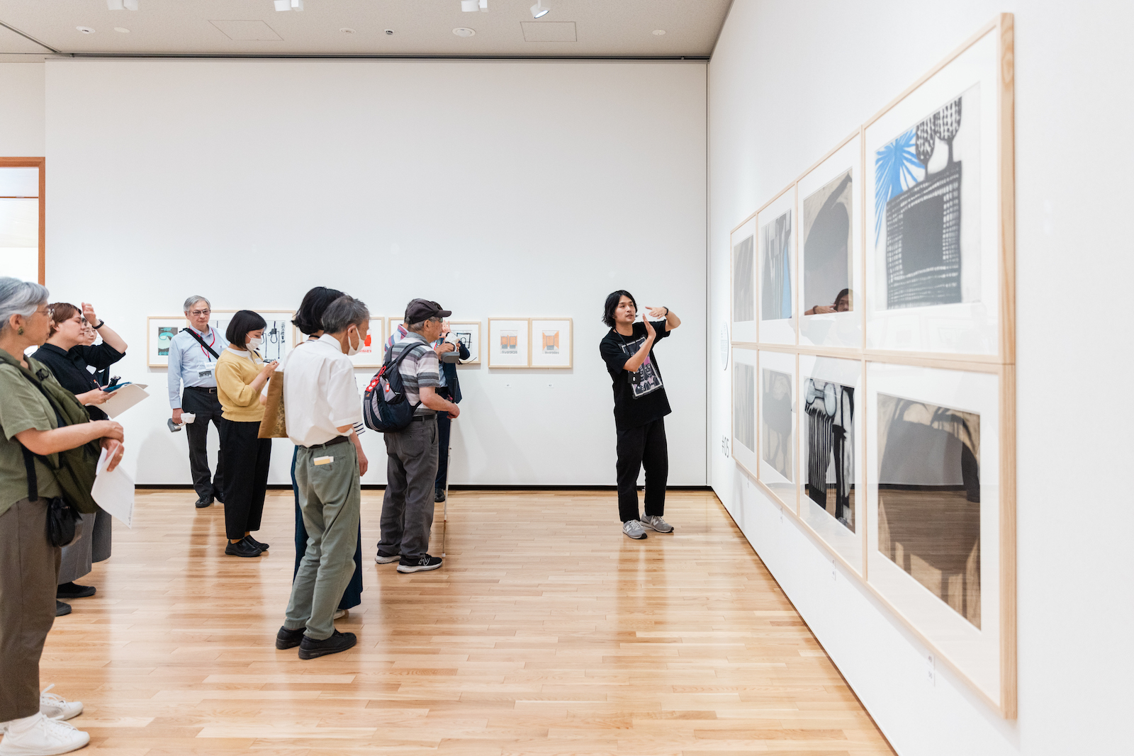 【写真】学芸員の山田創さんが、企画展「つくる冒険　日本のアール・ブリュット45人」展示会場にて作品解説する様子